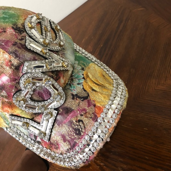 Multi color women’s LOVE cap - Picture 4 of 5